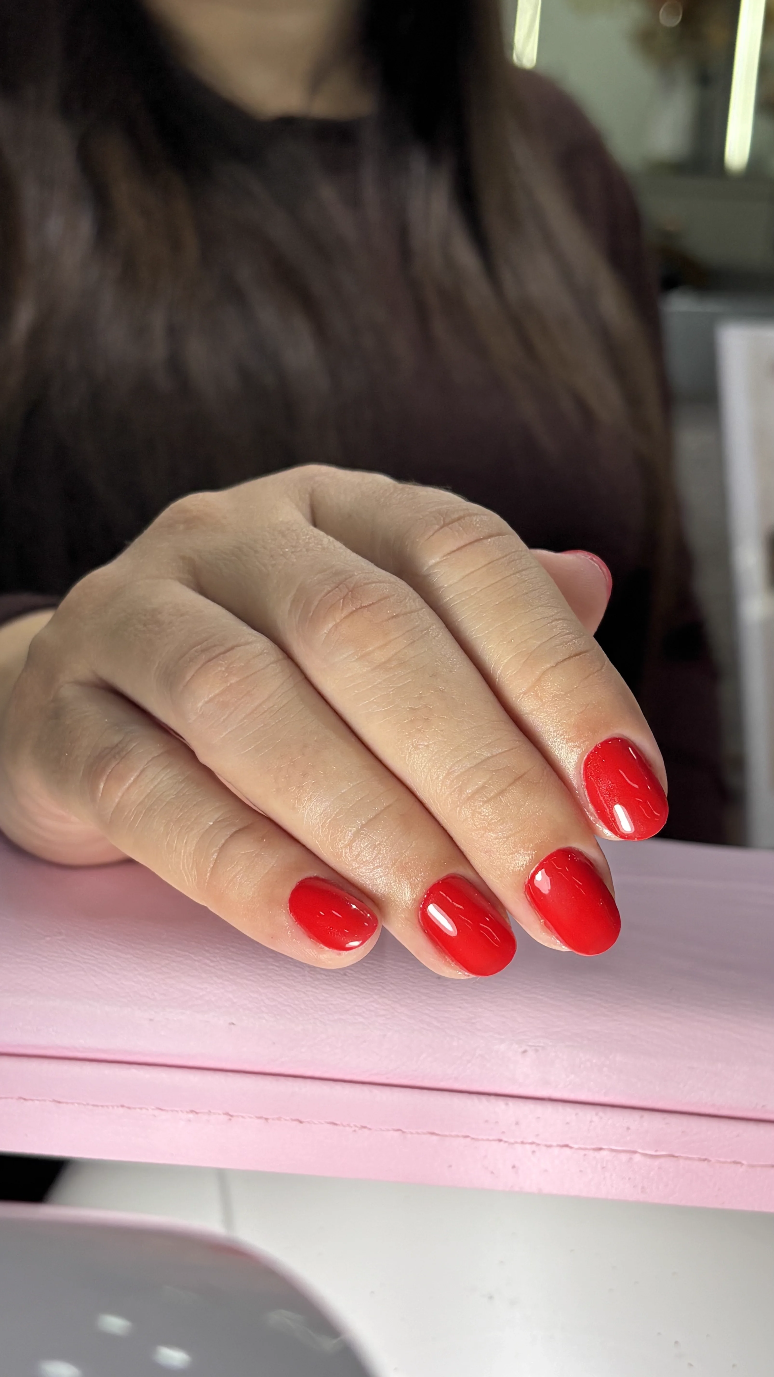 Esmaltação vermelha clássica e acabamento de alto brilho