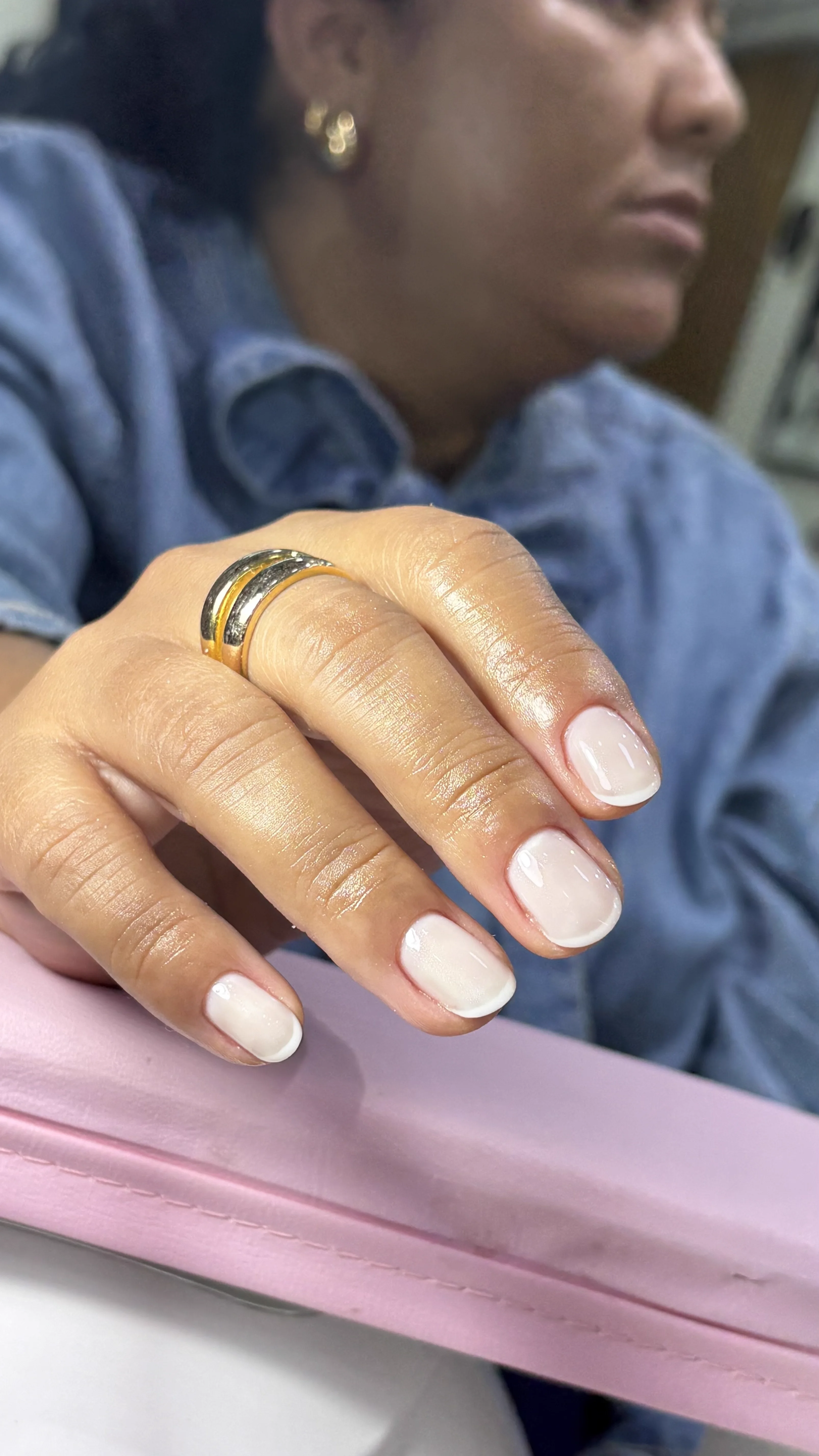 Banho de gel com esmaltação elegante e acabamento minimalista